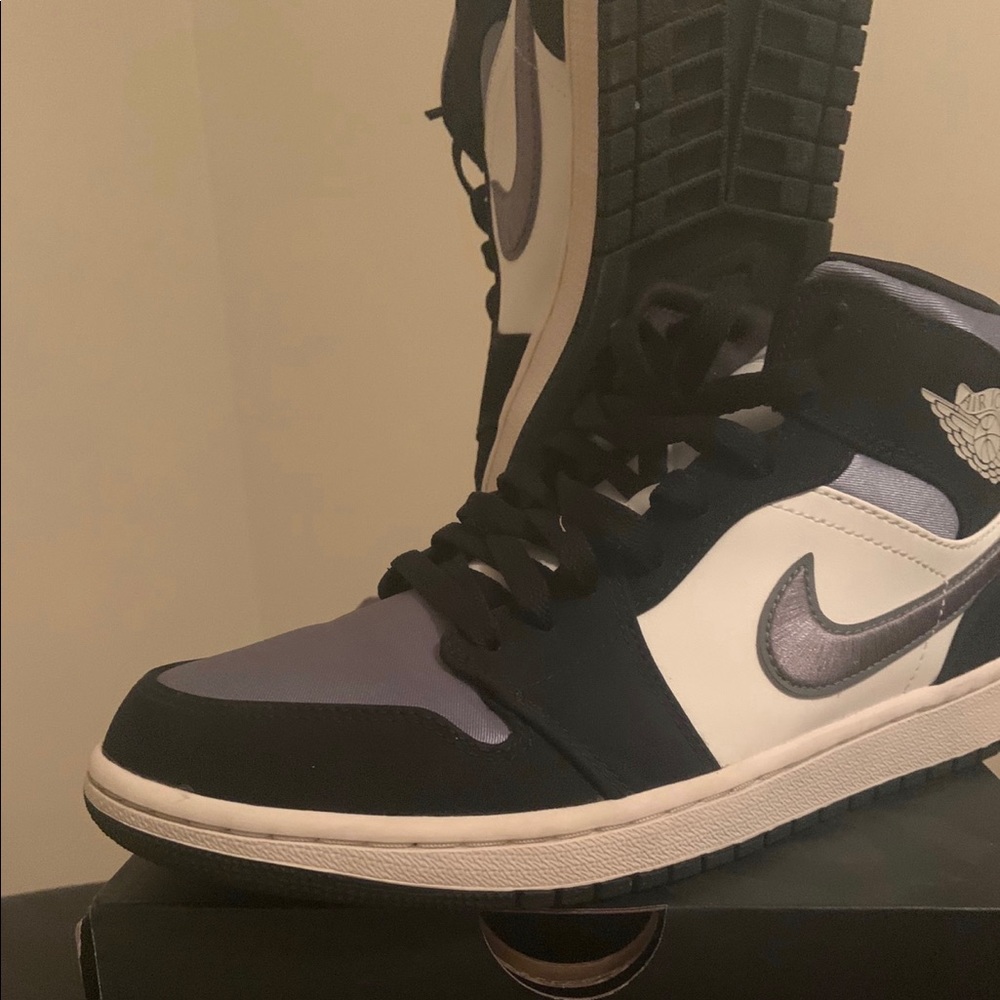 Air Jordan 1 MID